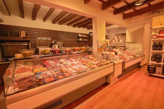 Fotografia tomada fuera de El Paladar, Jamonería & Delicatessen / Centro - Tienda de jamones en Ciutadella de Menorca, Baleares