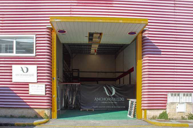 Fotografia tomada fuera de AnchoasDeluxe - Tienda de delicatessen en Guarnizo, Cantabria