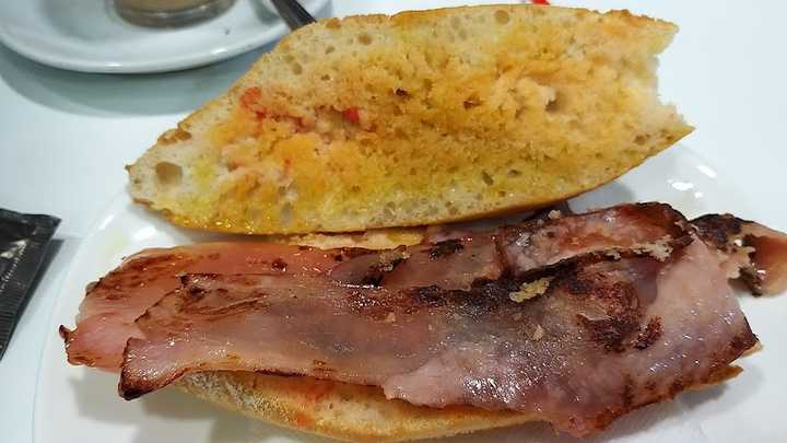 Fotografia tomada fuera de El Refugi De L'eduard - cafeterías en Granollers, Barcelona