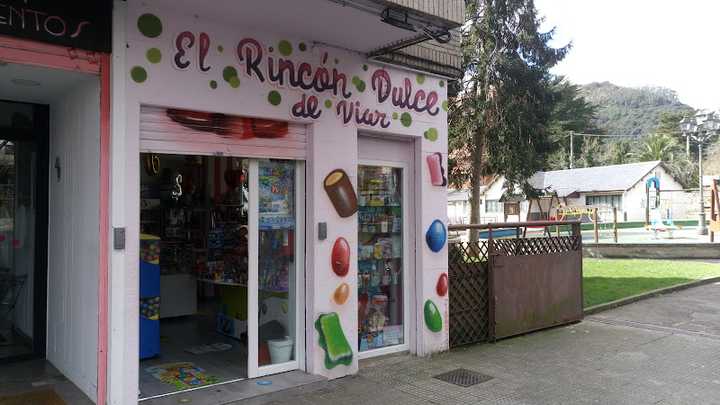 Fotografia tomada fuera de El Rincón Dulce de Viar - Tienda de golosinas en Solares, Cantabria
