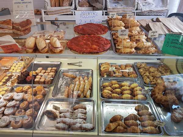 Fotografia tomada fuera de El Rincón Uruguayo - Cafetería, Panadería y Pastelería Artesanal - cafeterías en Blanes, Girona