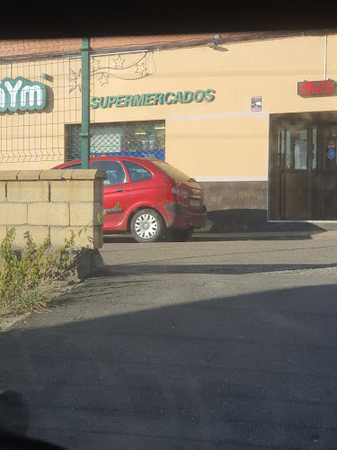 Fotografia tomada fuera de El Súper de Villamanín - Supermercado en Villamanín, León