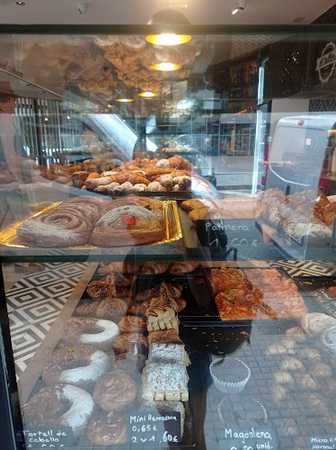 Fotografia tomada fuera de El Taller (del mercat) - cafeterías en Rubí, Barcelona