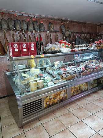 Fotografia tomada fuera de Embutidos Hompanera - Tienda de fiambres en Santas Martas, León
