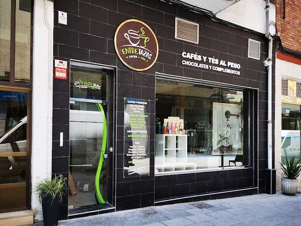 Fotografia tomada fuera de Entre Tazas | Cafés y Tés - Tienda de café en Torrelavega, Cantabria