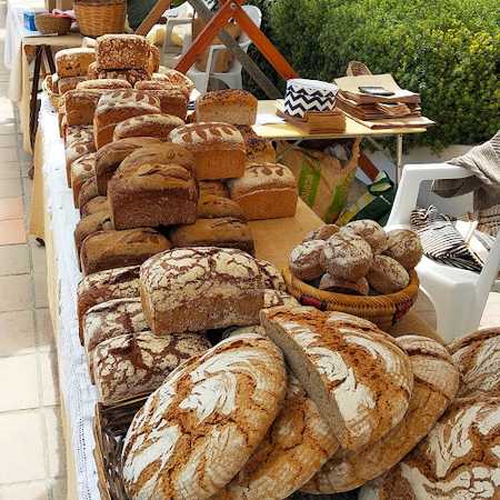 Fotografia tomada fuera de Es Brot. Obrador de pan artesanal. - Panadería en Sant Antoni de Portmany, Baleares