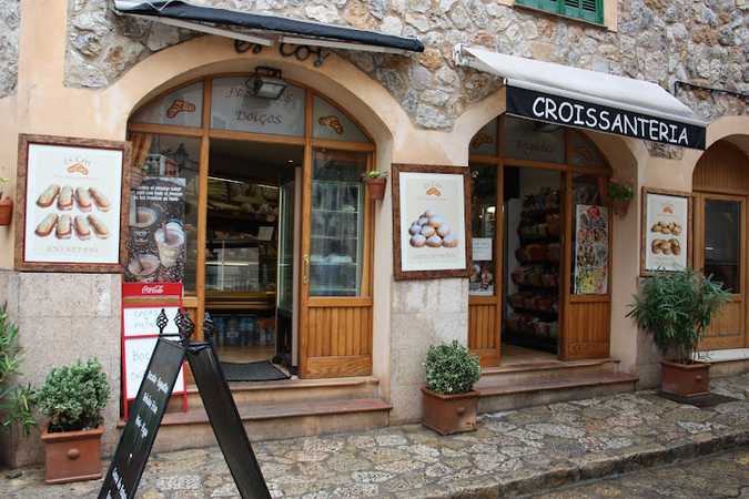 Fotografia tomada fuera de Es Cós - Pastelería en Valldemossa, Baleares