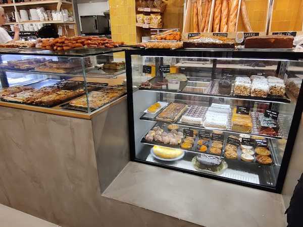 Fotografia tomada fuera de ES FORNET. Horno de pan, Pastelería y cafetería - Forn de pa en Cadaqués, Girona