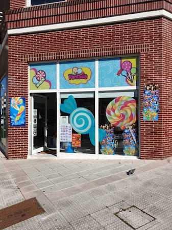 Fotografia tomada fuera de Fantasía Tienda de Chuches - Comercio en Castro-Urdiales, Cantabria
