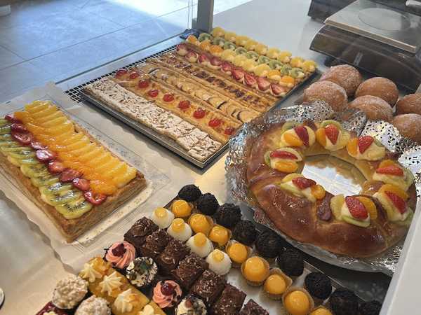 Fotografia tomada fuera de Fleca · Pastisseria Turón - Forn de pa en Sentmenat, Barcelona