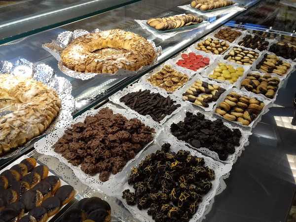 Fotografia tomada fuera de Fleca · Pastisseria Turón - Pastisseria en Caldes de Montbui, Barcelona