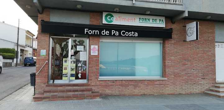 Fotografia tomada fuera de Fleca Costa - Panadería en Breda, Girona