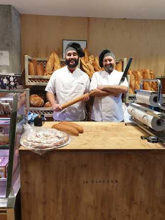 Fotografia tomada fuera de Fleca i Pastisseria La Ginesta - Pastelería en Castellserà, Lleida