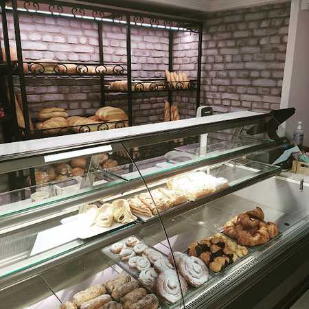 Fotografia tomada fuera de Fleca Llausàs - Panadería en Sarrià de Ter, Girona