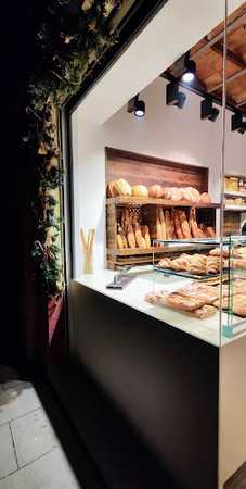 Fotografia tomada fuera de Fleca Rovira - Forn de pa en Santa Agnès de Malanyanes, Barcelona