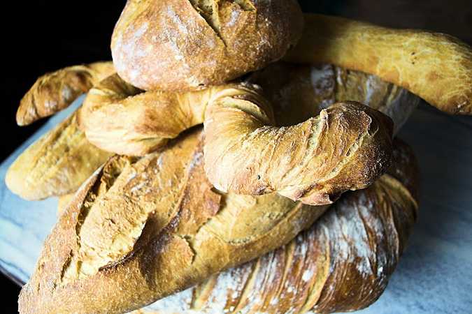 Fotografia tomada fuera de Flores y Jiménez. Industria de Panadería y Bollería, SL - Panadería en Ávila, Ávila