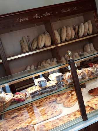Fotografia tomada fuera de Forn Aiguadora - Panadería en Montmajor, Barcelona