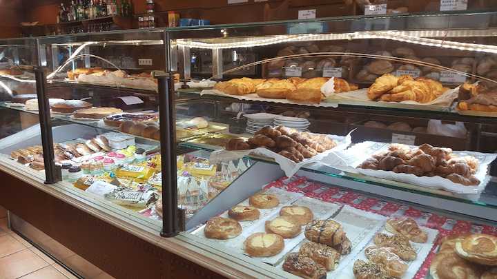Fotografia tomada fuera de Forn Ca na Teresa Son Ferriol - Cafetería Panadería - Forn de pa en Son Ferriol, Baleares