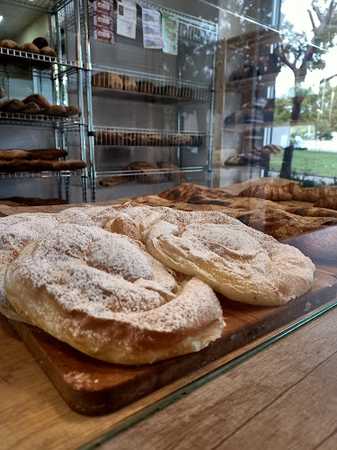 Fotografia tomada fuera de Forn d'en Txus - Panadería en Canet de Mar, Barcelona
