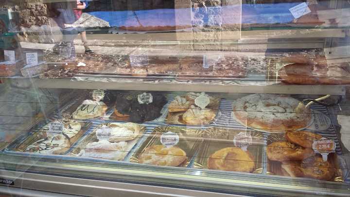 Fotografia tomada fuera de Forn de ca'n Torres - Bakery en Alcúdia, Baleares