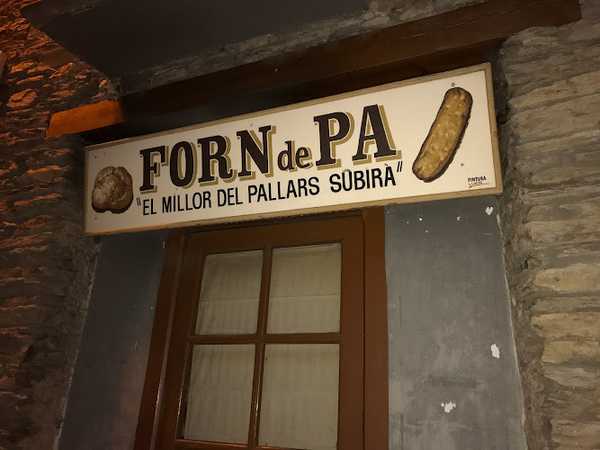 Fotografia tomada fuera de Forn de pa amb llenya - Panadería en Tírvia, Lleida
