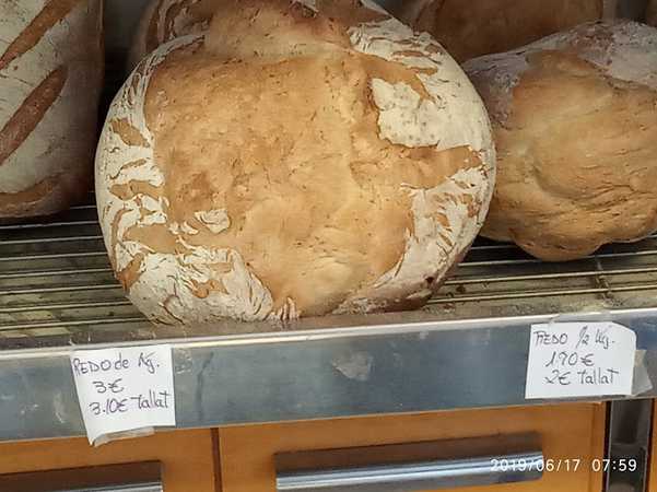 Fotografia tomada fuera de Forn de Pa Artur Gòdia - Forn de pa en Alcarràs, Lleida
