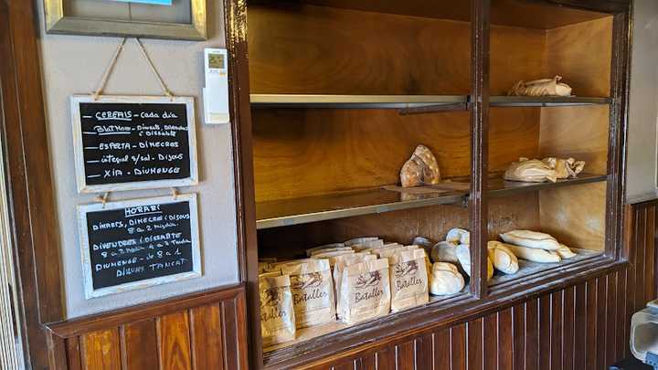 Fotografia tomada fuera de Forn de pa Bataller - Forn de pa en Els Hostalets d'en Bas, Girona
