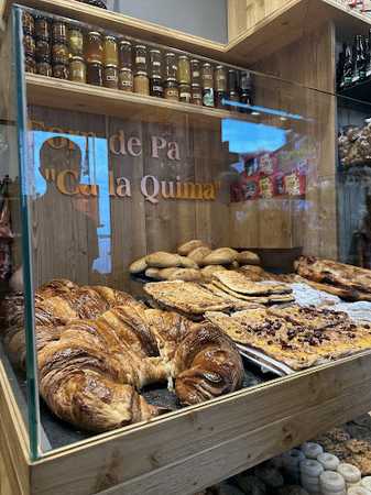 Fotografia tomada fuera de Forn de Pa Ca La Quima - Botiga de barri en Castellar de n'Hug, Barcelona