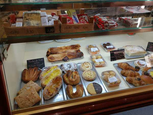 Fotografia tomada fuera de Forn De Pa Cafeteria Cardona - Panadería en Corbera de Llobregat, Barcelona