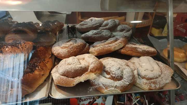 Fotografia tomada fuera de Forn De Pa Cafeteria La Mola - cafeterías en Taüll, Lleida