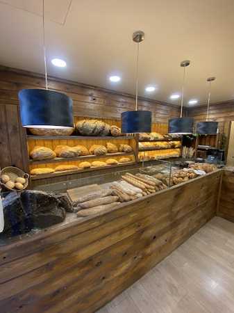 Fotografia tomada fuera de Forn de pa Cal Forner - Panadería en Manresa, Barcelona