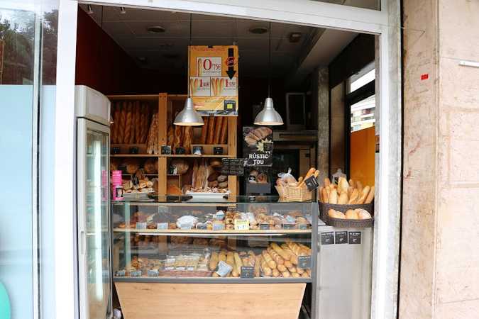 Fotografia tomada fuera de Forn de Pa Can Rosell - Marquesa de Castellbell - Panadería en Sant Feliu de Llobregat, Barcelona
