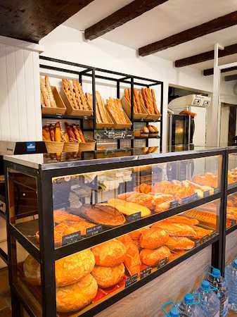 Fotografia tomada fuera de Forn de Pa Can Rosell - Rupert Lladó - Panadería en Sant Feliu de Llobregat, Barcelona