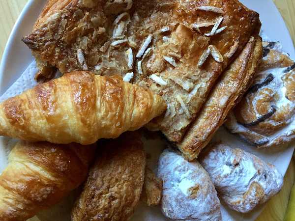 Fotografia tomada fuera de Forn De Pa Carles - Panadería en Les Planes d'Hostoles, Girona