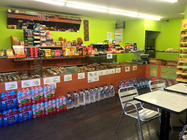 Fotografia tomada fuera de Forn de pa i alimentació C.M.H - Panadería en Igualada, Barcelona