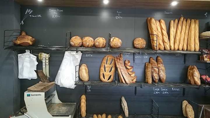 Fotografia tomada fuera de Forn de Pa L´Empordà. - Panadería en Bàscara, Girona