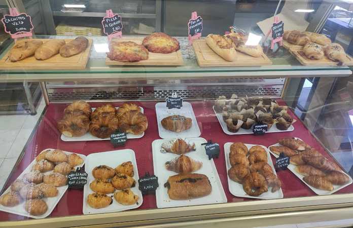 Fotografia tomada fuera de Forn de pa Paris - Panadería en Cerdanyola del Vallès, Barcelona