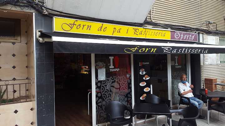Fotografia tomada fuera de Forn De Pa Pastisseria Oporto - Pastelería en Badia del Vallès, Barcelona