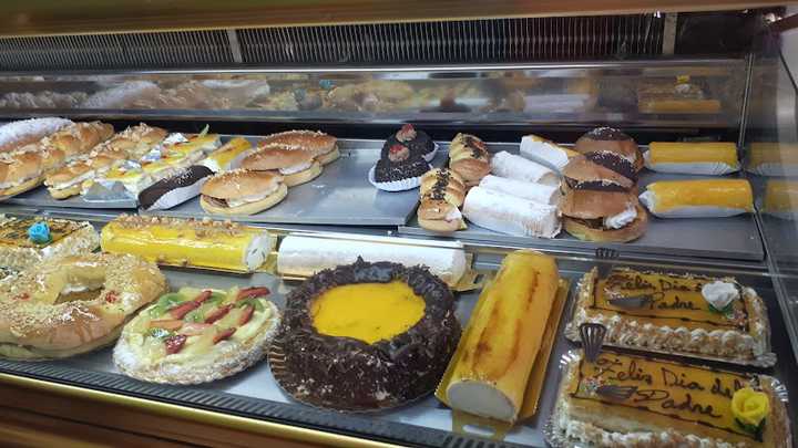 Fotografia tomada fuera de Forn de Pa Santa Teresa - Panadería en Terrassa, Barcelona