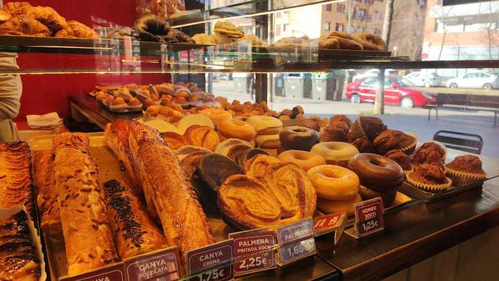 Fotografia tomada fuera de Forn de Pa Valero - Panadería en Sabadell, Barcelona