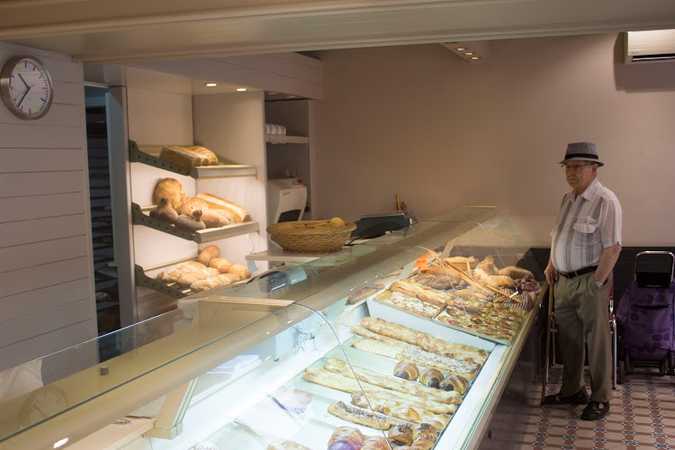 Fotografia tomada fuera de Forn de Pa Xata - Panadería en Capellades, Barcelona