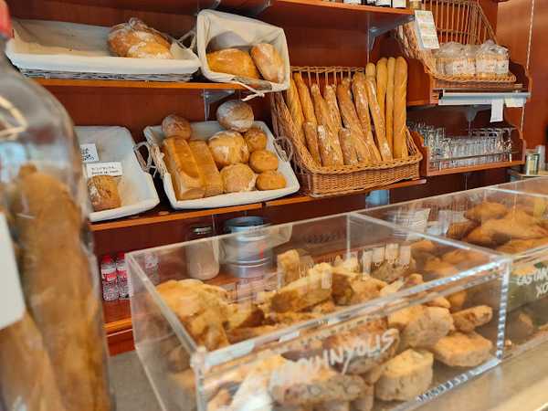 Fotografia tomada fuera de Forn de Sant Pere - Panadería en Viladrau, Girona