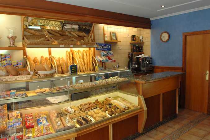 Fotografia tomada fuera de Forn del Carme, pastisseria Inalba - Forn de pa en Balaguer, Lleida