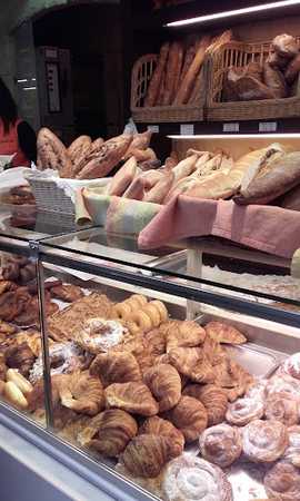 Fotografia tomada fuera de Forn del Pont - Panadería en Molins de Rei, Barcelona