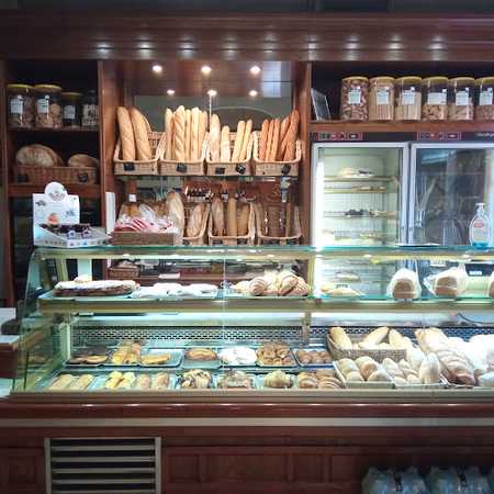 Fotografia tomada fuera de Forn i Pastisseria Aixelà - Forn de pa en Tiana, Barcelona