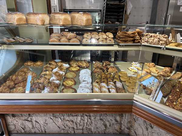 Fotografia tomada fuera de Forn i Pastisseria Sant Antoni - Forn de pa en Sant Vicenç dels Horts, Barcelona