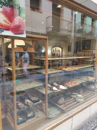 Fotografia tomada fuera de Forn Jaume - Panadería en Olot, Girona