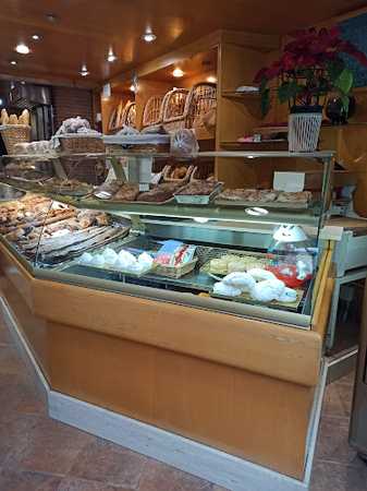 Fotografia tomada fuera de Forn pa Lluïsa - Panadería en Figueres, Girona