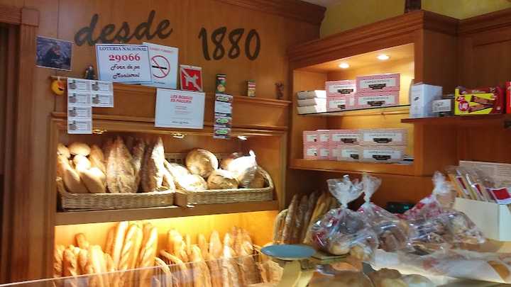 Fotografia tomada fuera de Forn Pont de Monistrol - Panadería en Sant Quintí de Mediona, Barcelona