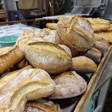 Fotografia tomada fuera de Forn Regina - Panadería en Benisanó, Valencia